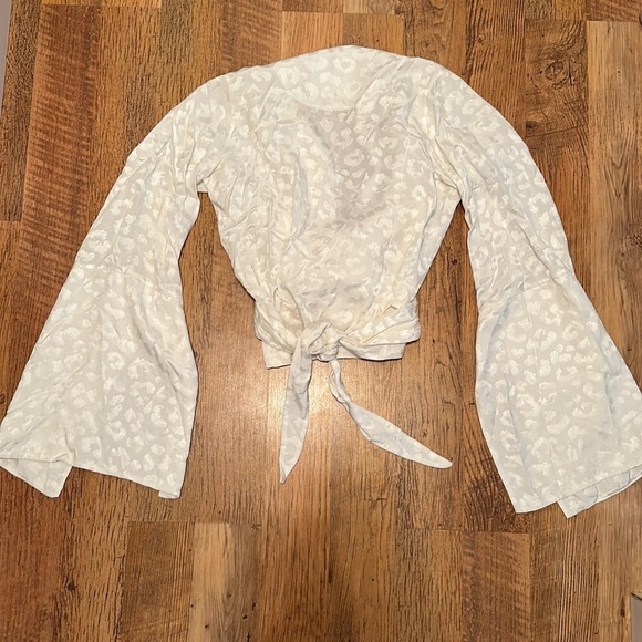-Nghtbrd- Wrap Crop Flared/Belled Sleeve Top D3 - Picture 3 of 3
